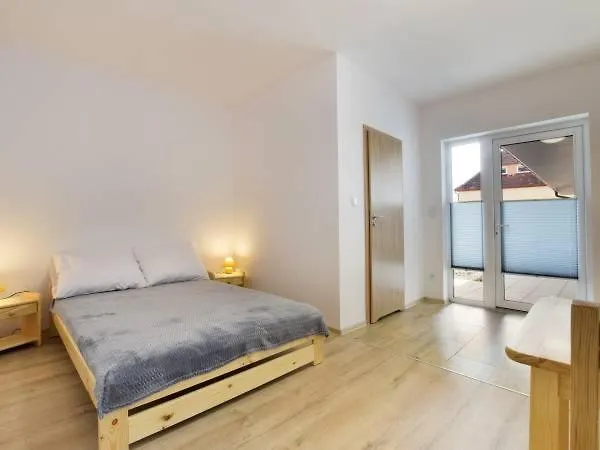 Pod Grusza -osobne Wejscia